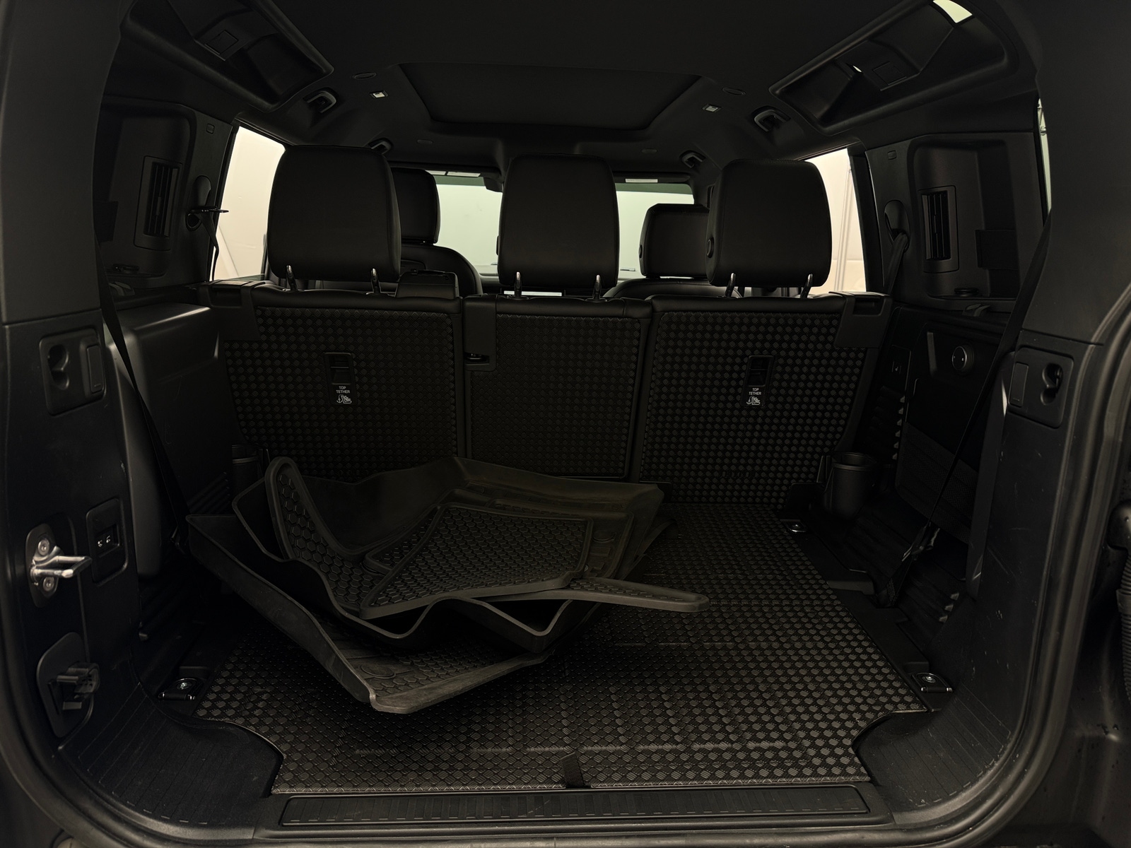 Thumbnail: 2022 Land Rover Defender - 6