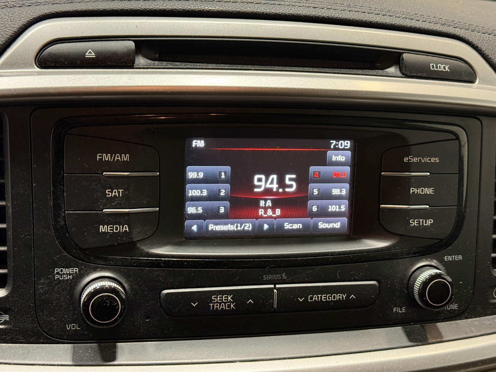 Thumbnail: 2016 Kia Sorento - 4