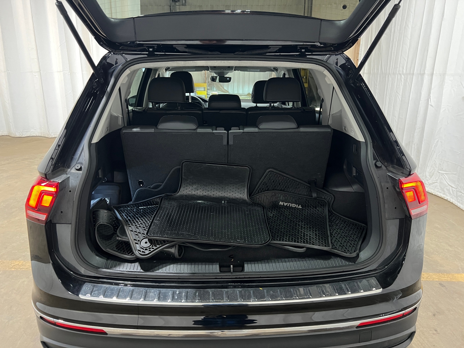 Thumbnail: 2023 Volkswagen Tiguan - 6