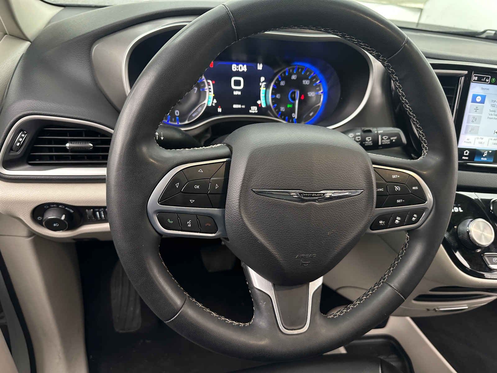 Thumbnail: 2023 Chrysler Pacifica - 4