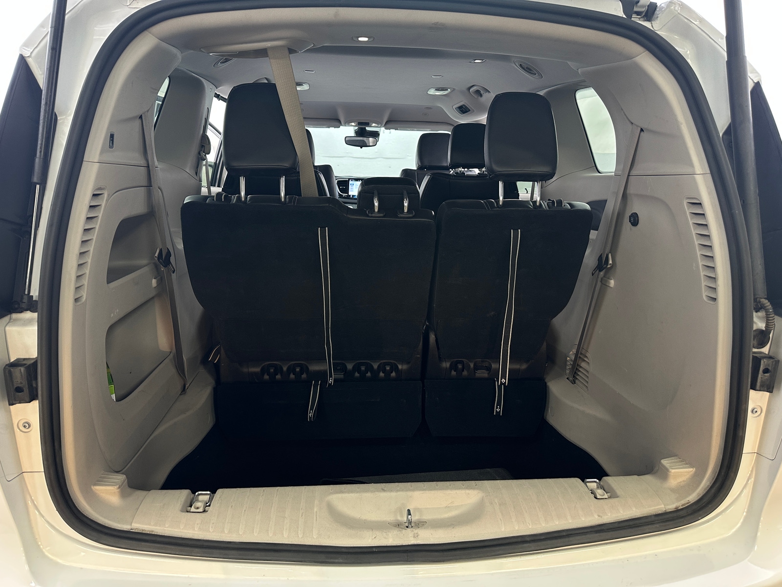 Thumbnail: 2023 Chrysler Pacifica - 6