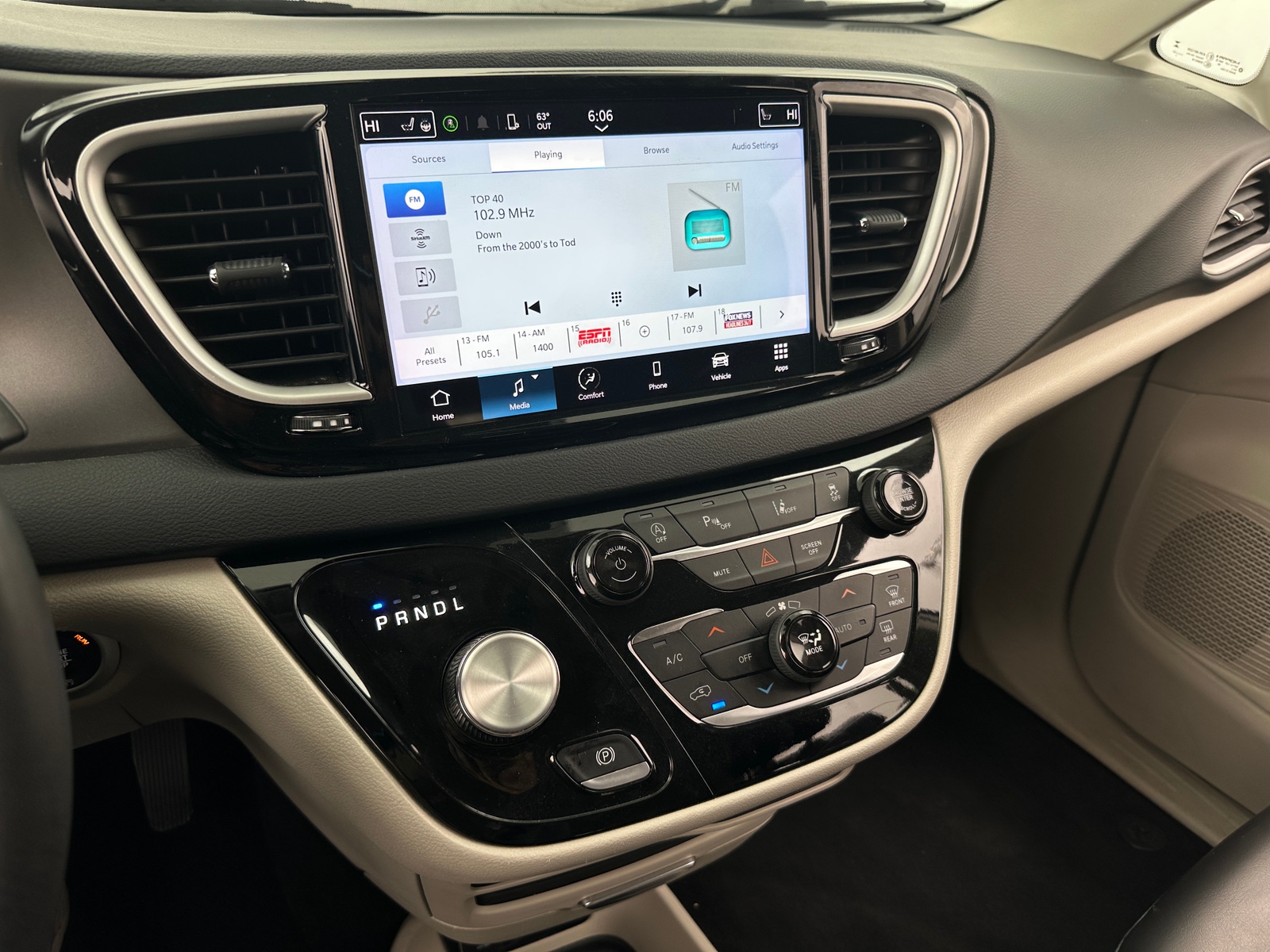 Thumbnail: 2023 Chrysler Pacifica - 3