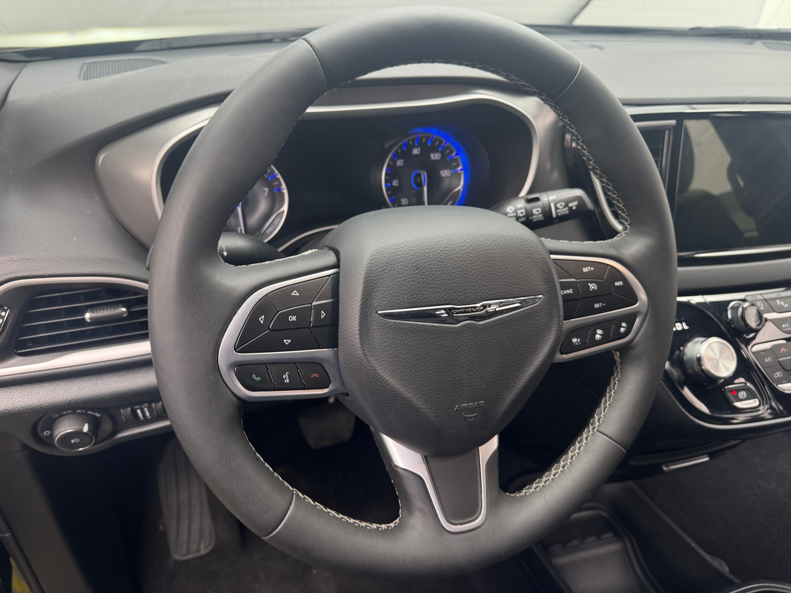 Thumbnail: 2025 Chrysler Pacifica - 4