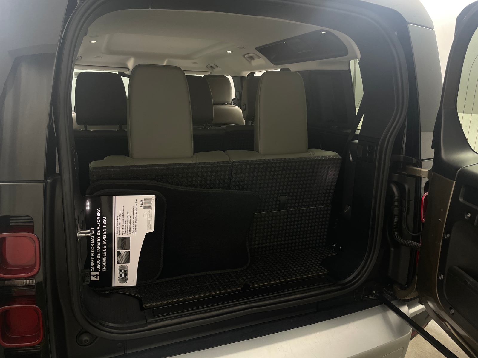 Thumbnail: 2023 Land Rover Defender - 6