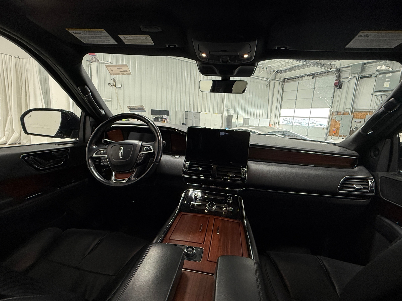 Thumbnail: 2024 Lincoln Navigator L - 2