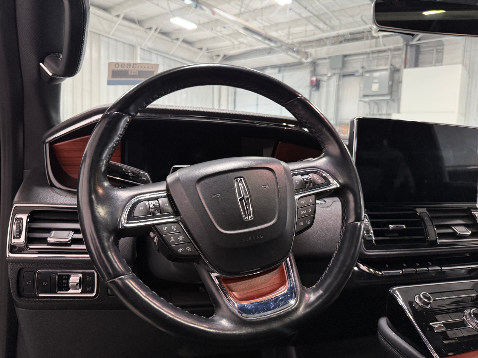 Thumbnail: 2024 Lincoln Navigator L - 4