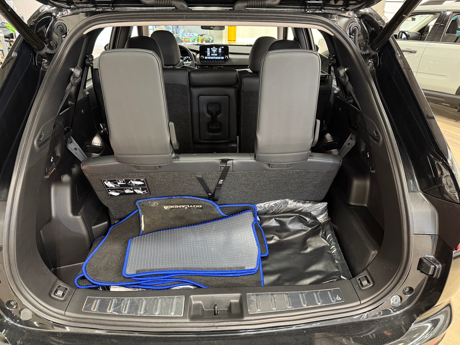 Thumbnail: 2025 Mitsubishi Outlander - 6