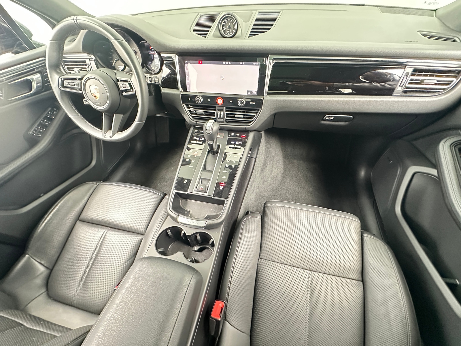 Thumbnail: 2022 Porsche Macan - 2