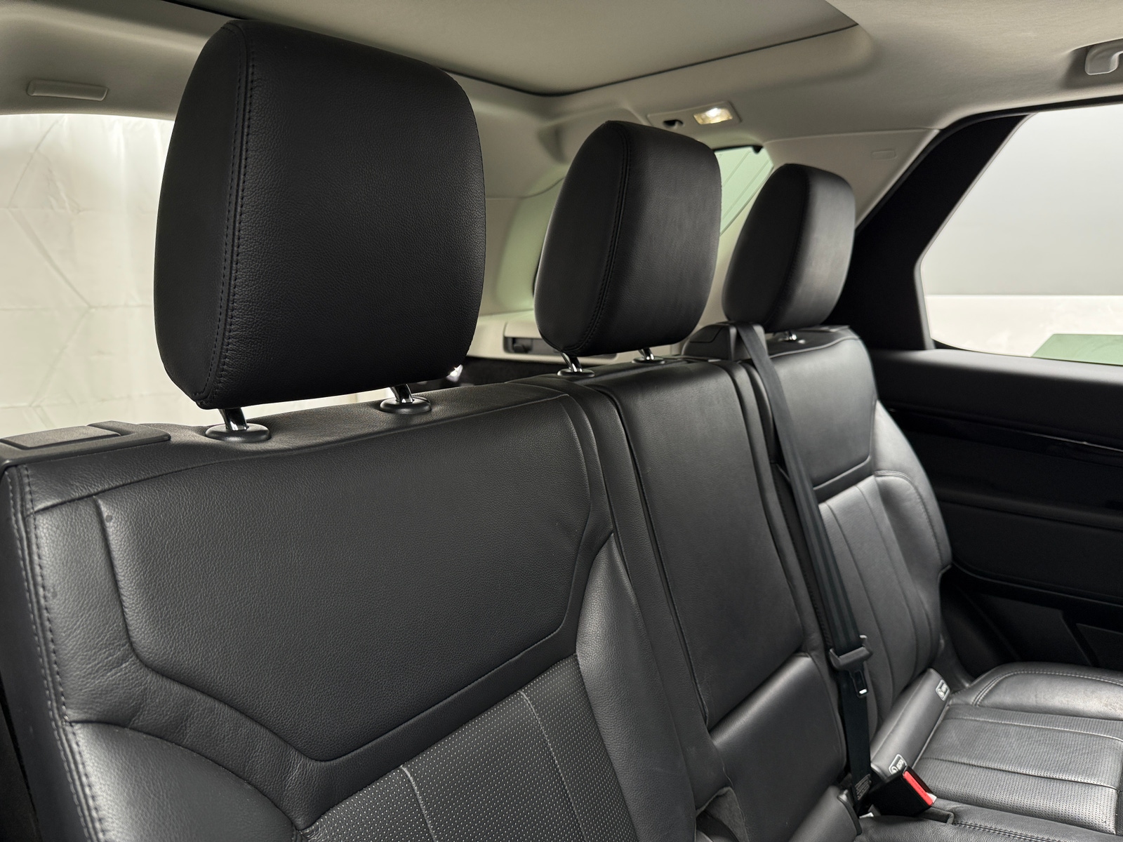 Thumbnail: 2020 Land Rover Discovery - 5