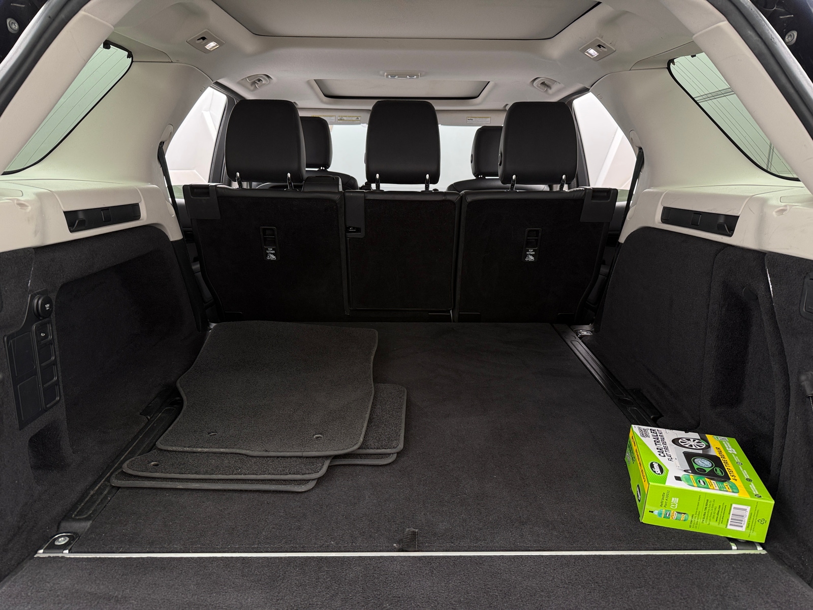 Thumbnail: 2020 Land Rover Discovery - 6