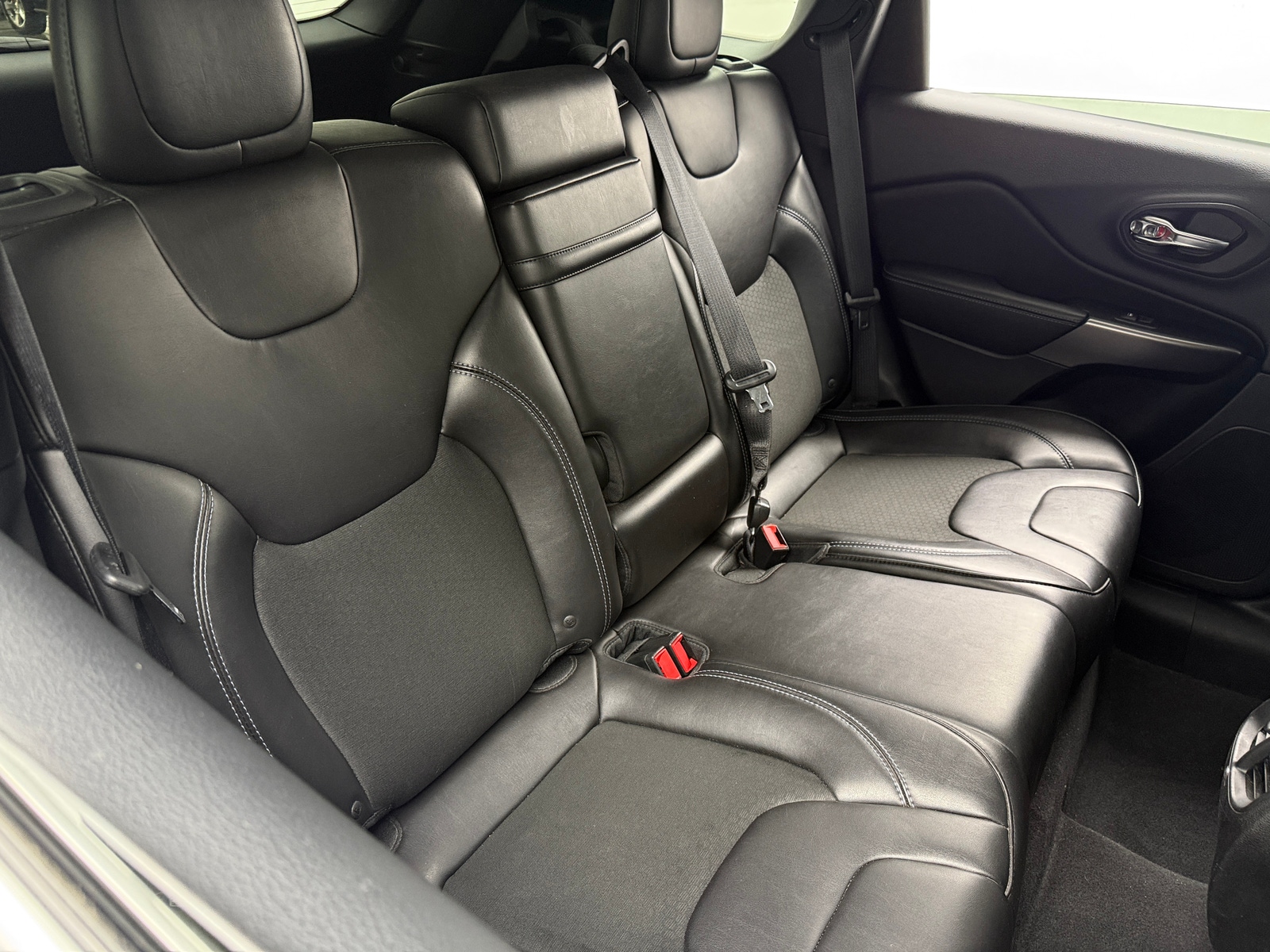 Thumbnail: 2019 Jeep Cherokee - 6