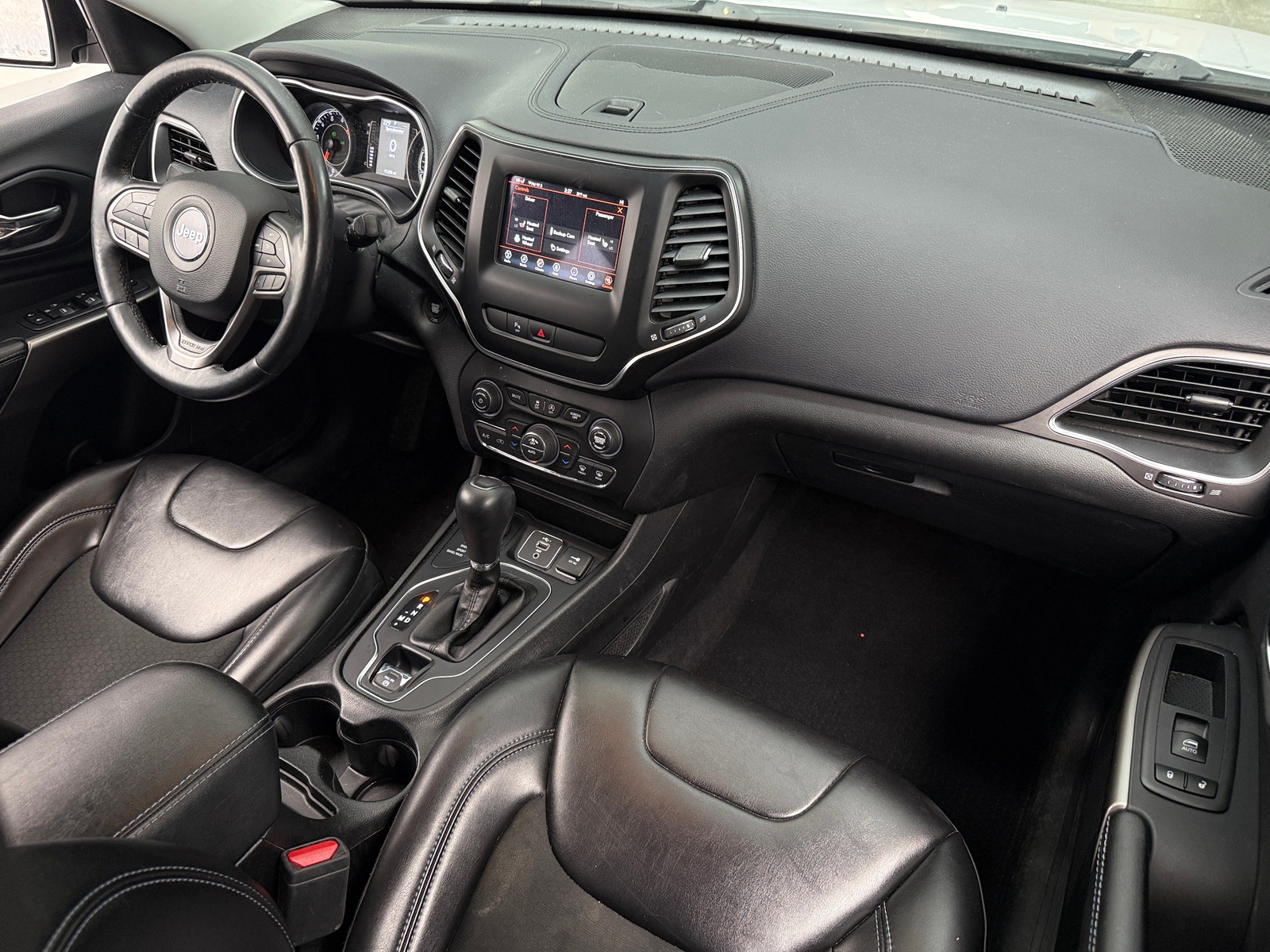 Thumbnail: 2019 Jeep Cherokee - 3