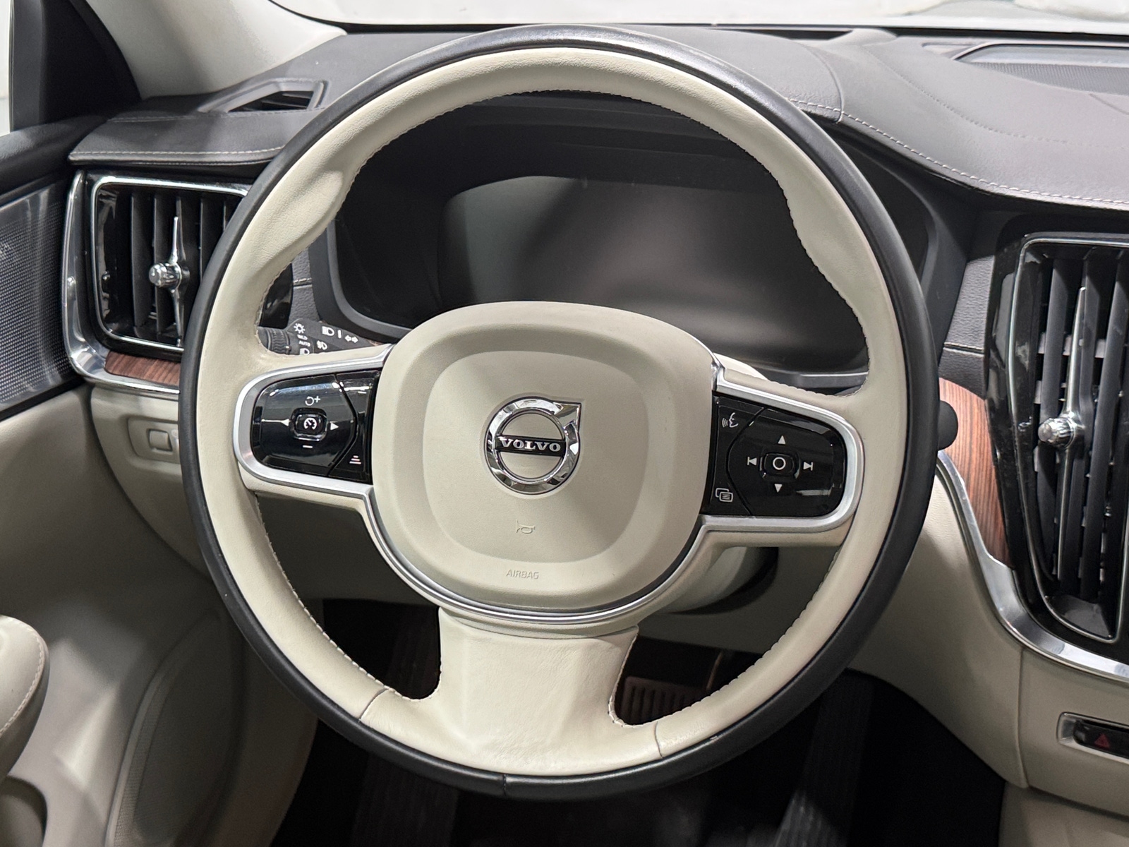 Thumbnail: 2019 Volvo S60 - 4