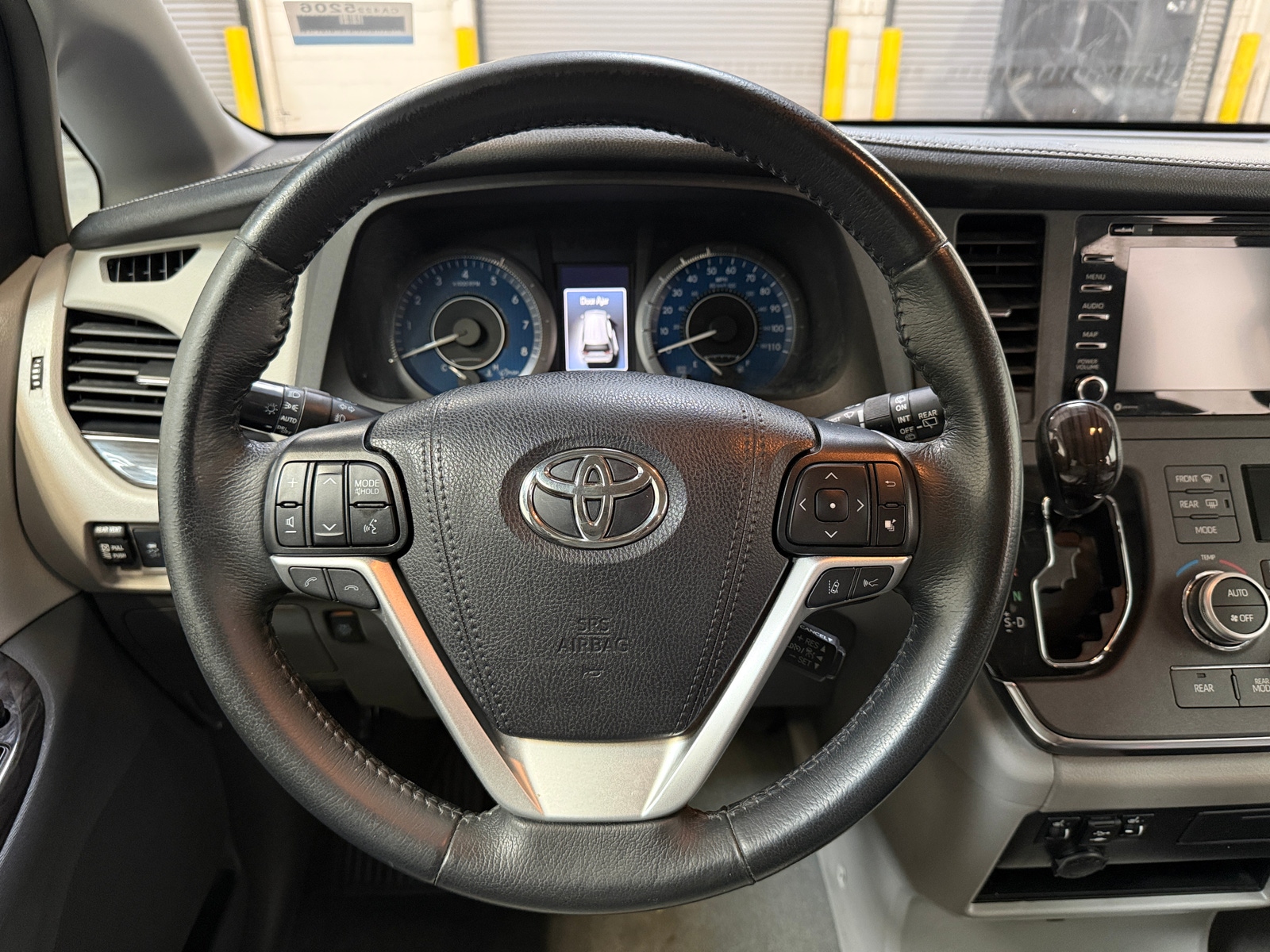 Thumbnail: 2019 Toyota Sienna - 4