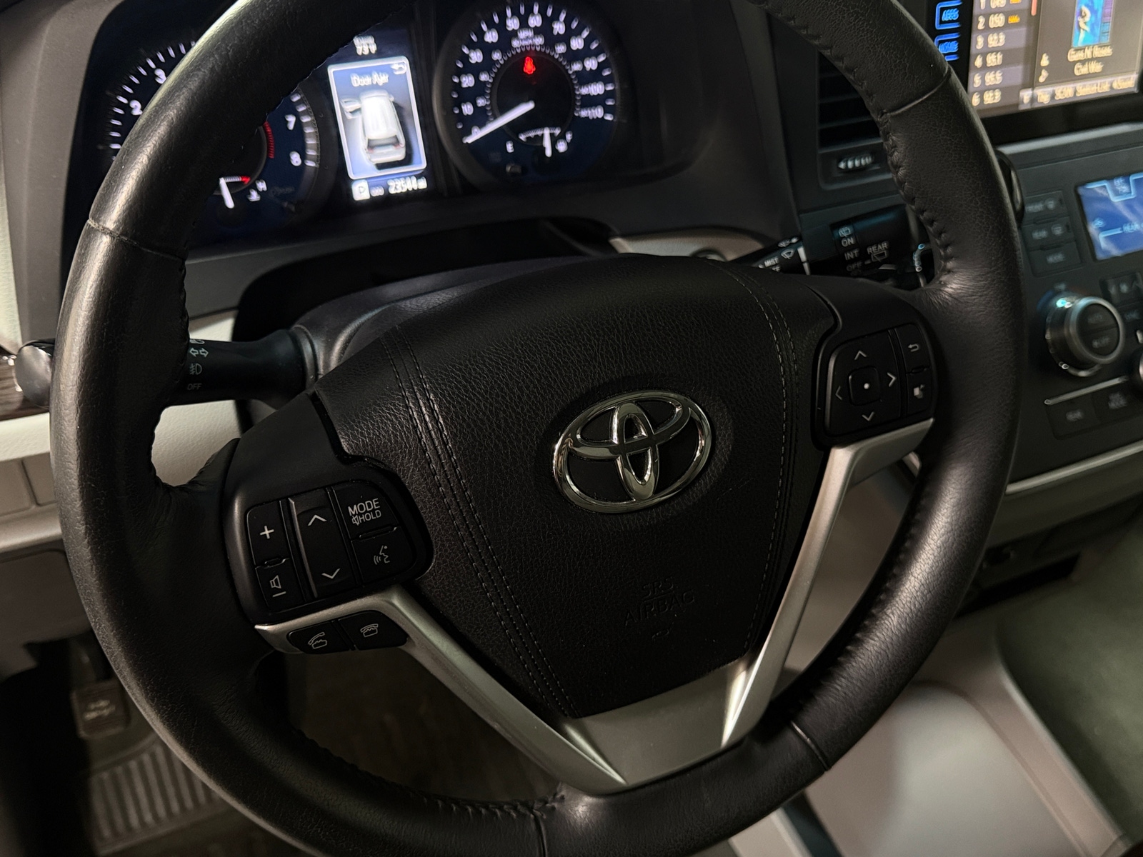 Thumbnail: 2015 Toyota Sienna - 4