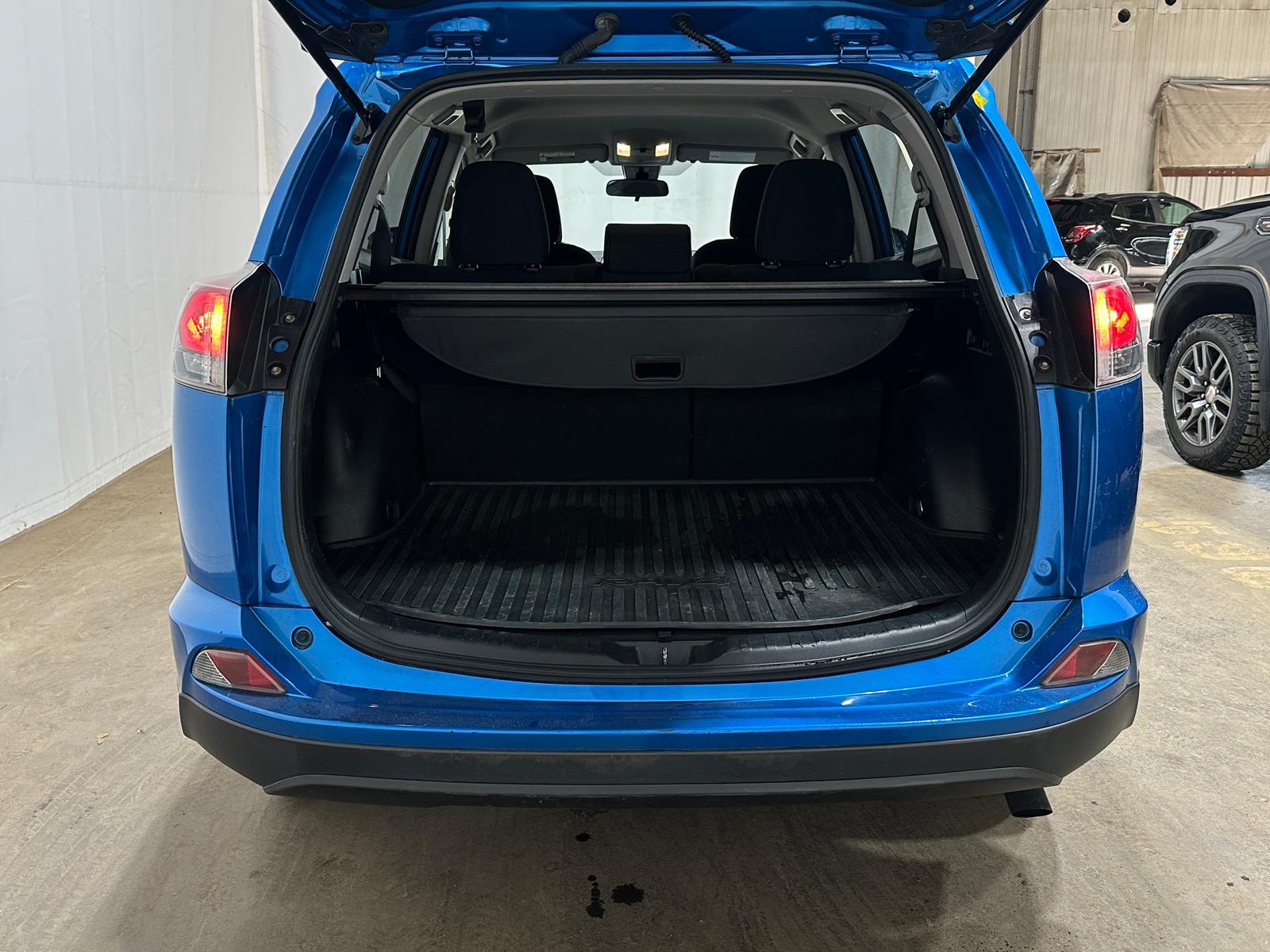 Thumbnail: 2018 Toyota RAV4 - 7