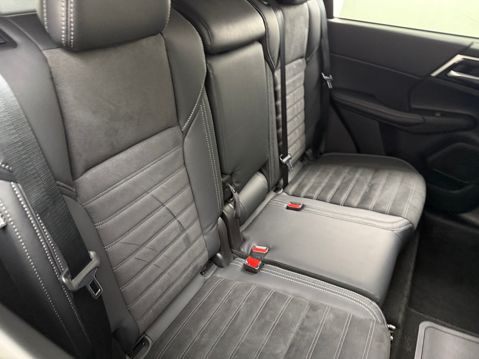 Thumbnail: 2023 Mitsubishi Outlander - 5