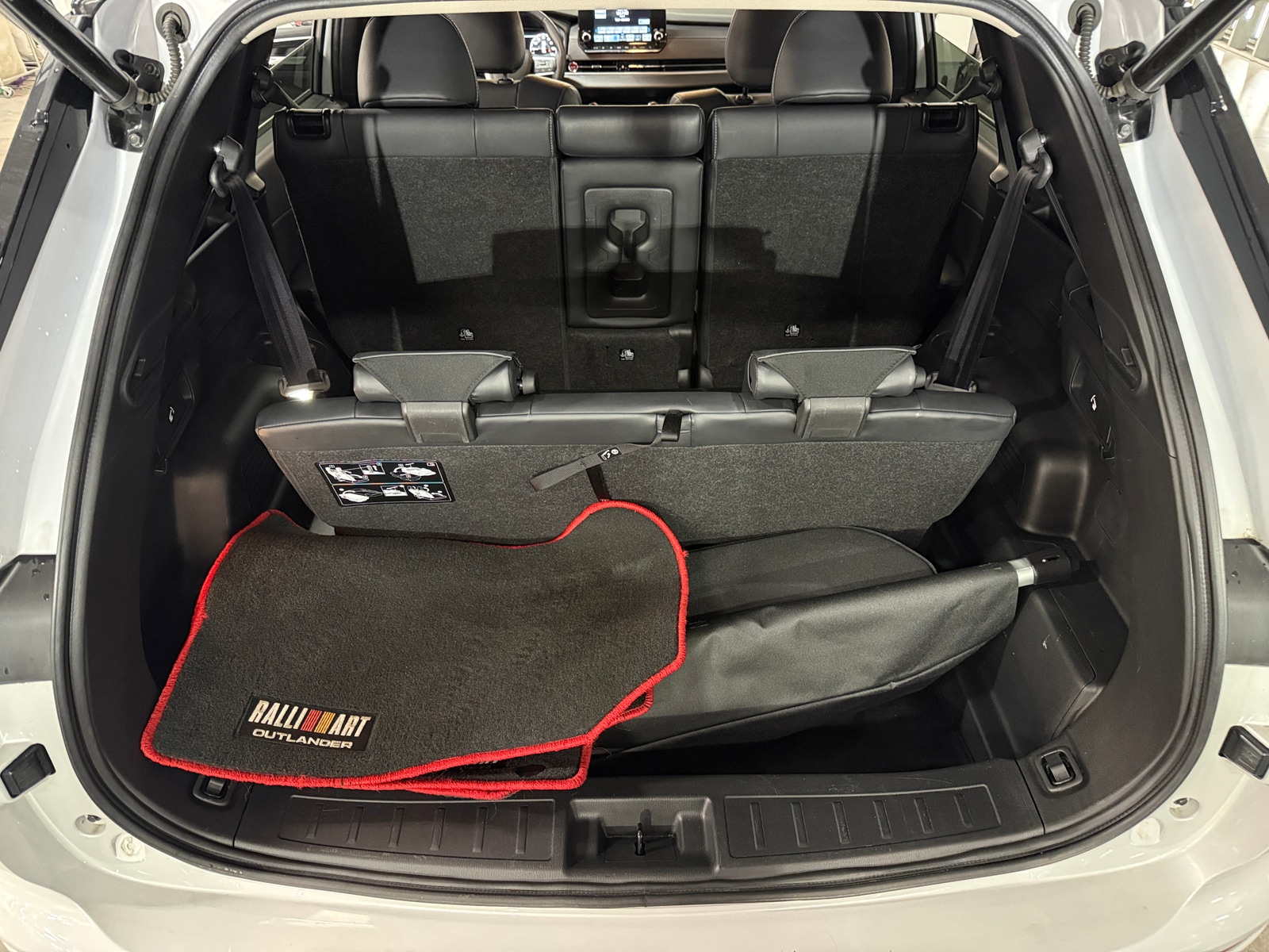 Thumbnail: 2023 Mitsubishi Outlander - 6