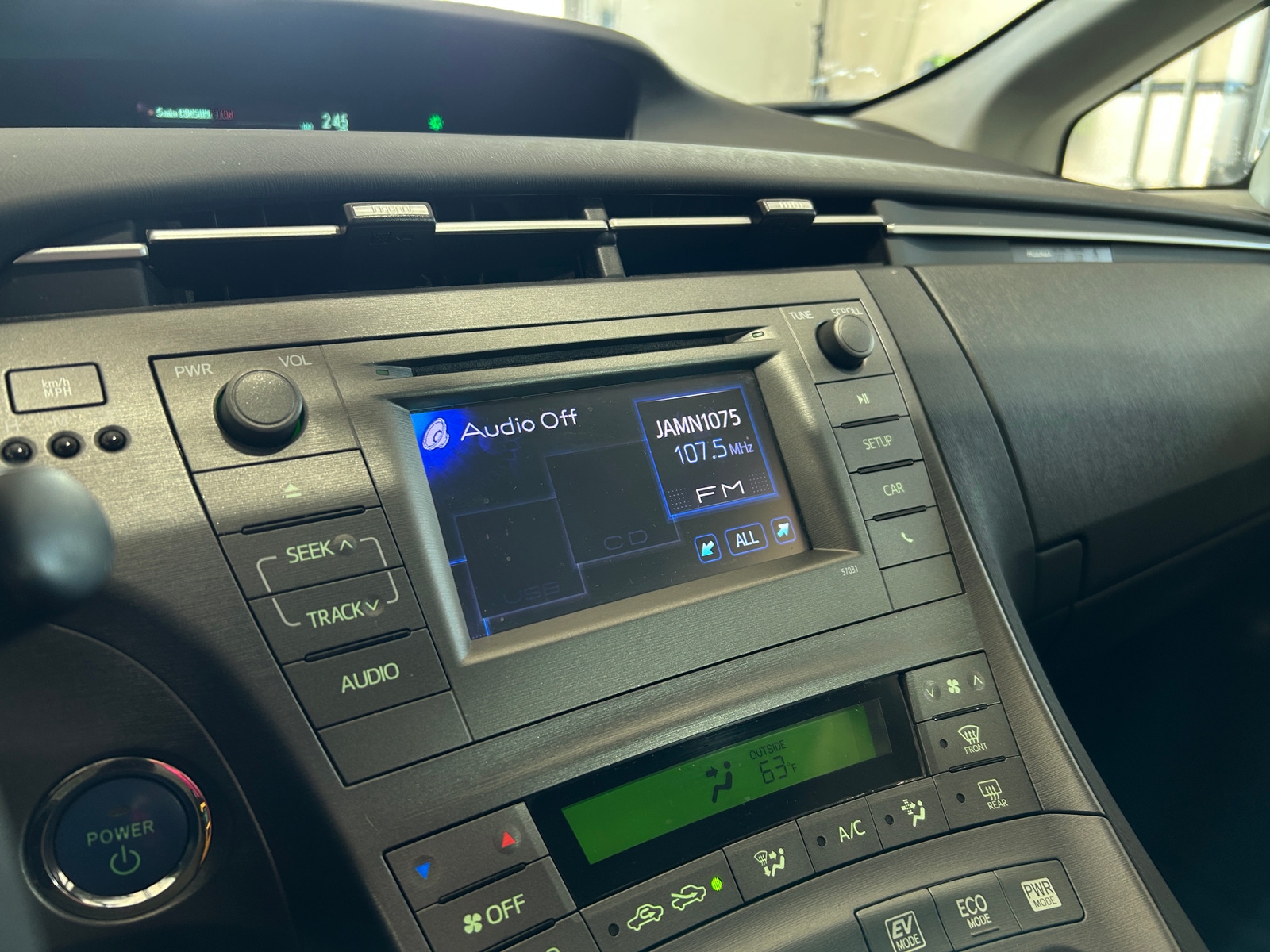 Thumbnail: 2015 Toyota Prius - 4