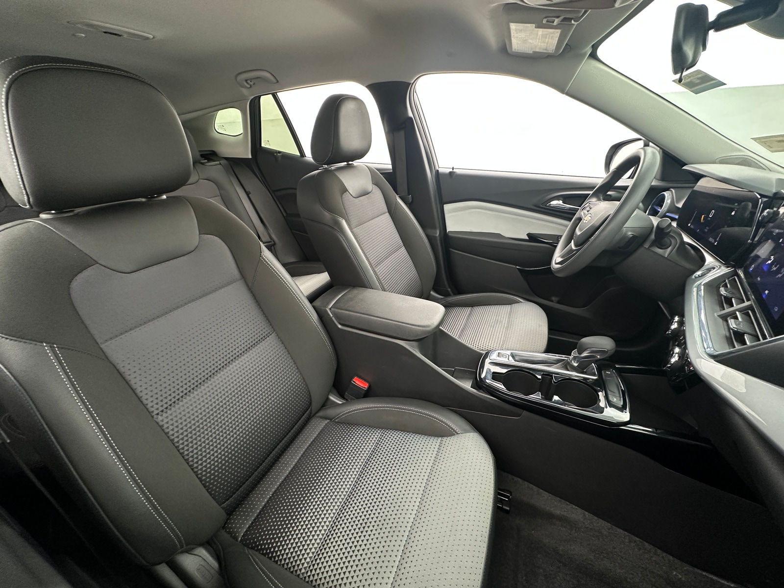 Thumbnail: 2025 Chevrolet Trax - 2