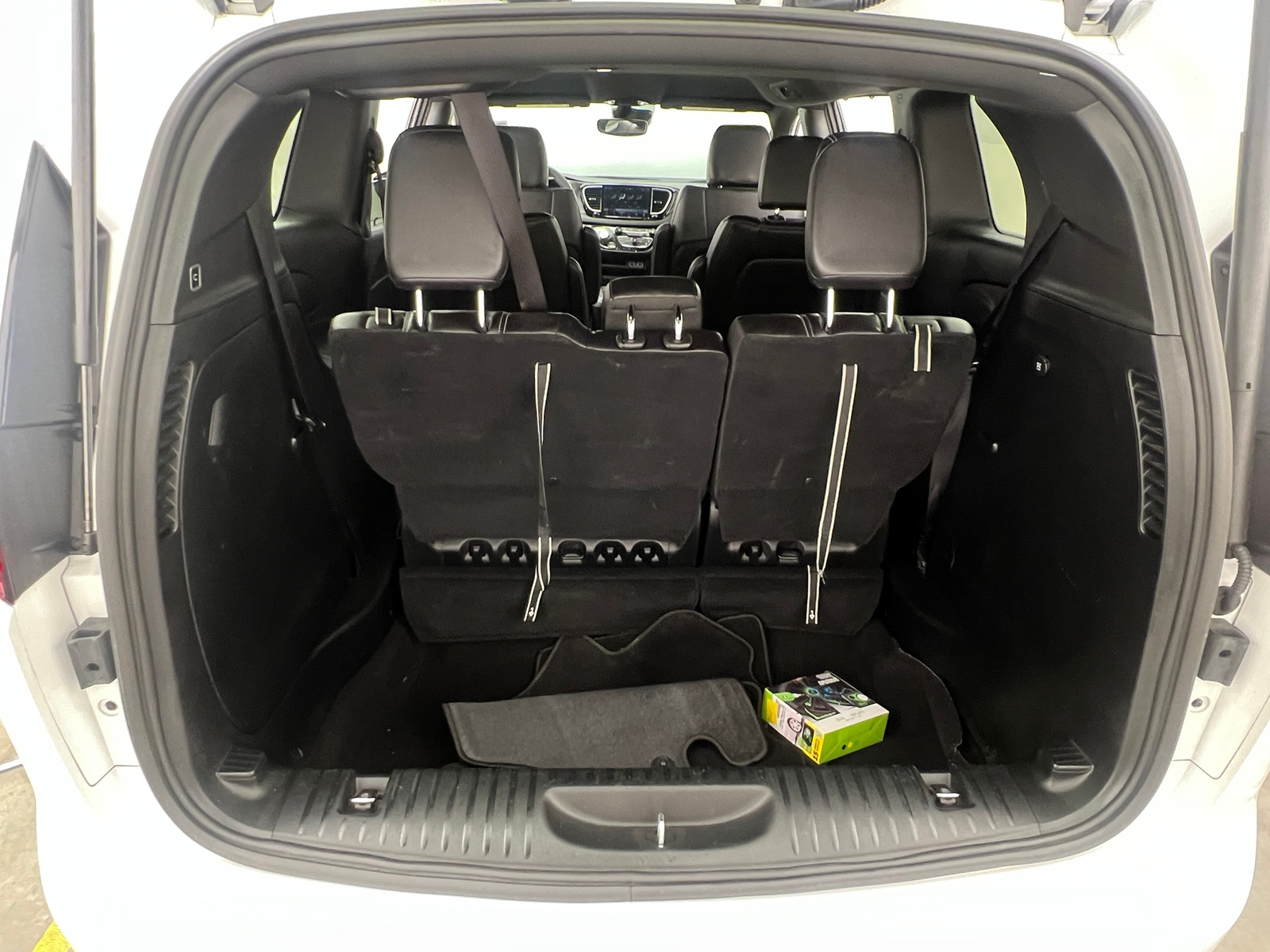 Thumbnail: 2025 Chrysler Pacifica - 6