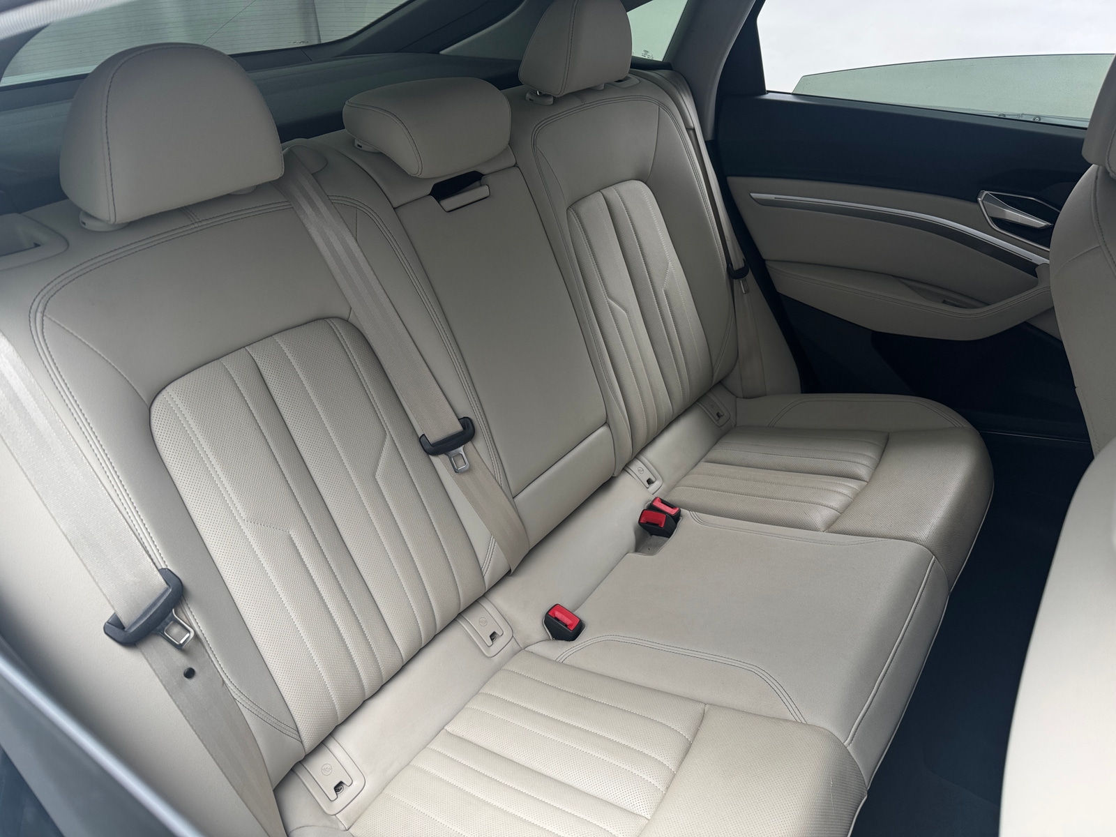 Thumbnail: 2021 Audi e-tron S - 5