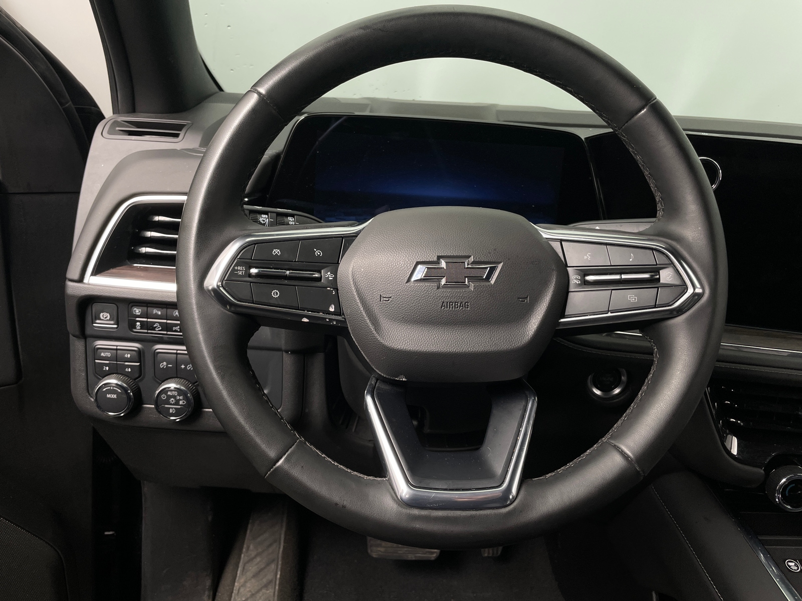 Thumbnail: 2025 Chevrolet Suburban - 4