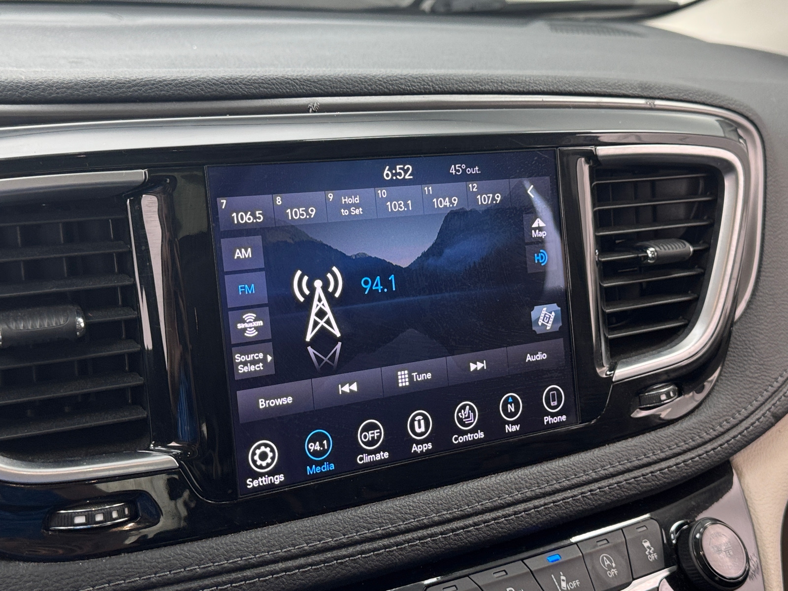 Thumbnail: 2019 Chrysler Pacifica - 3