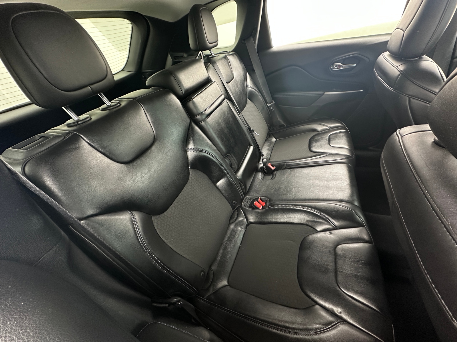 Thumbnail: 2019 Jeep Cherokee - 6