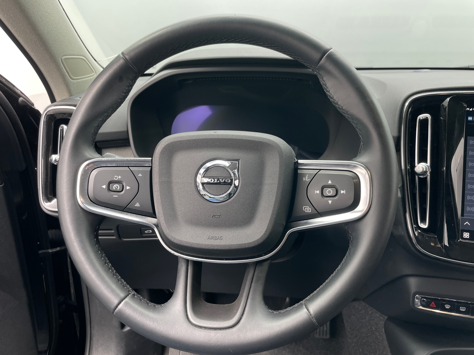 Thumbnail: 2025 Volvo XC40 - 4