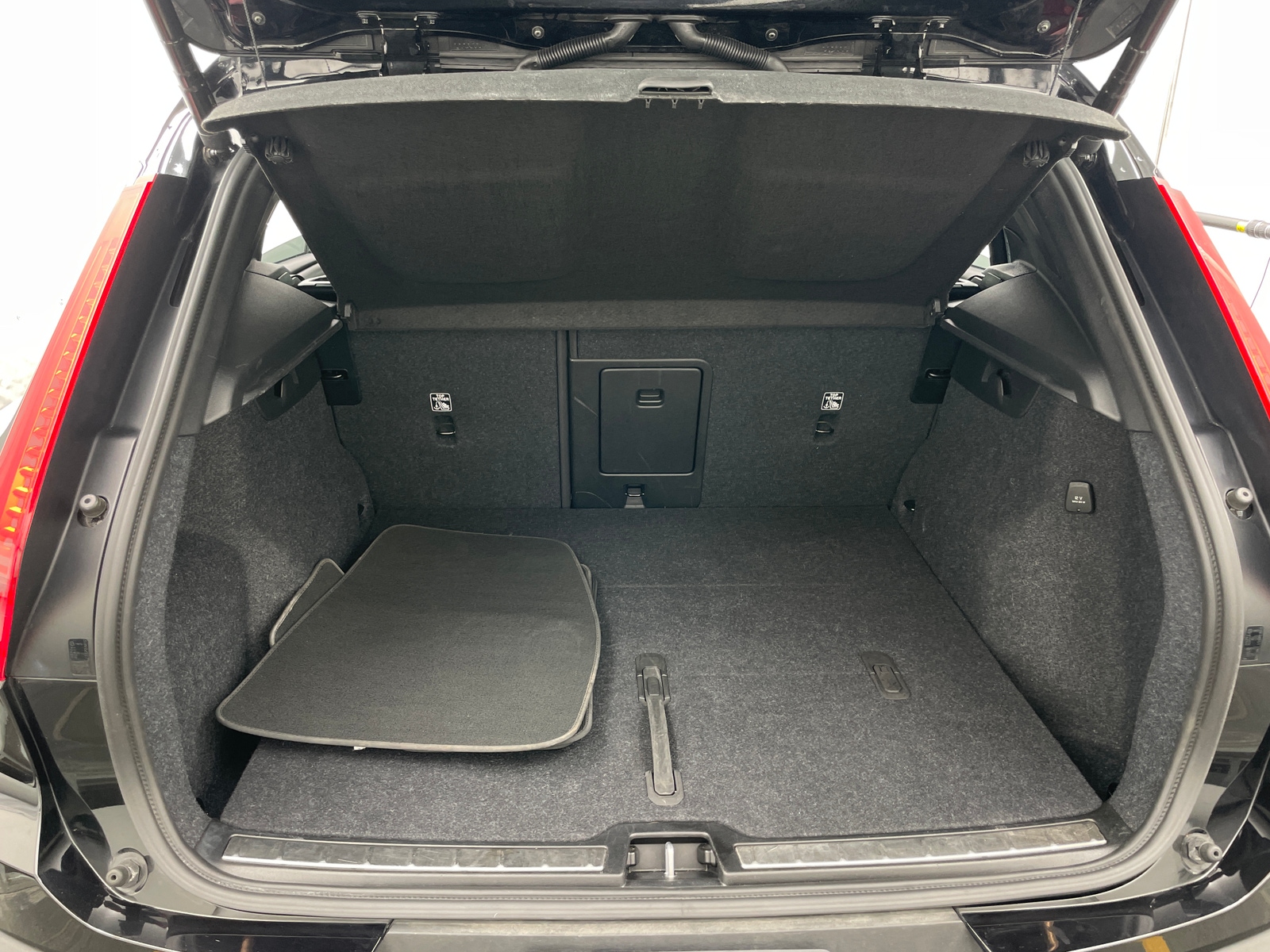 Thumbnail: 2025 Volvo XC40 - 6