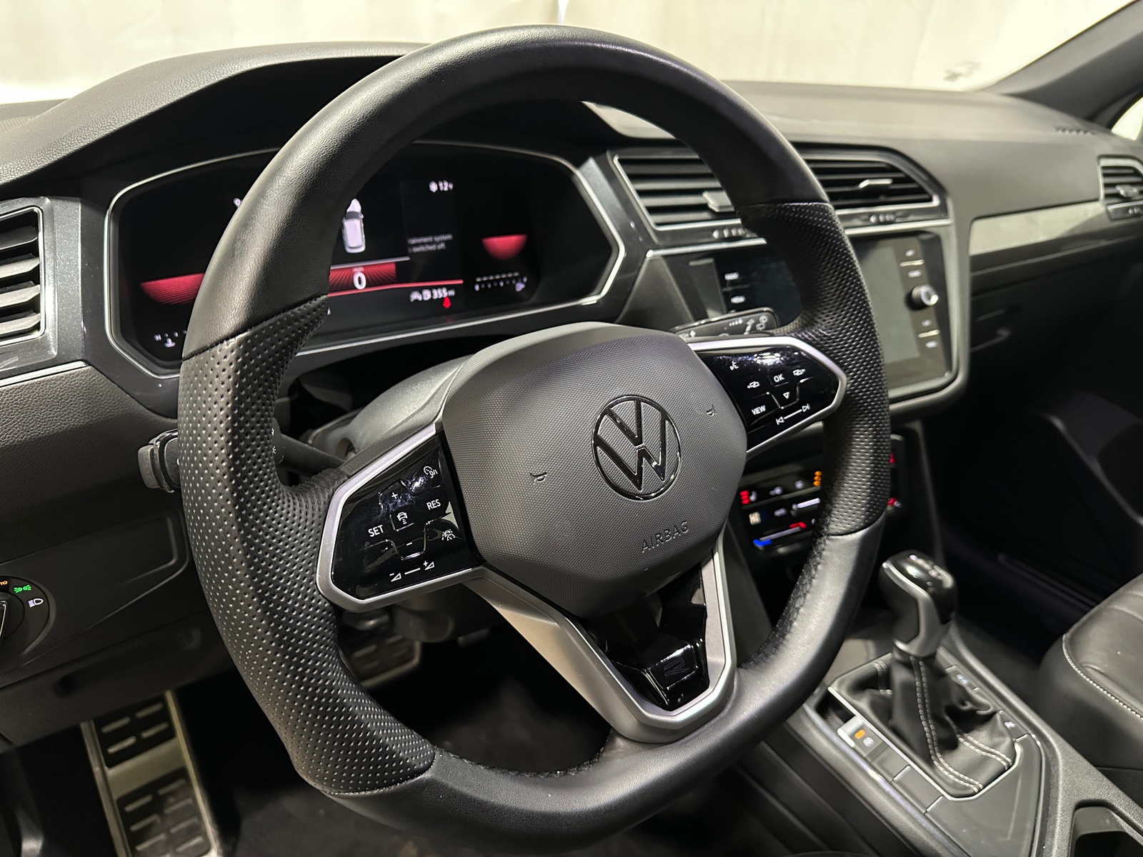 Thumbnail: 2023 Volkswagen Tiguan - 4