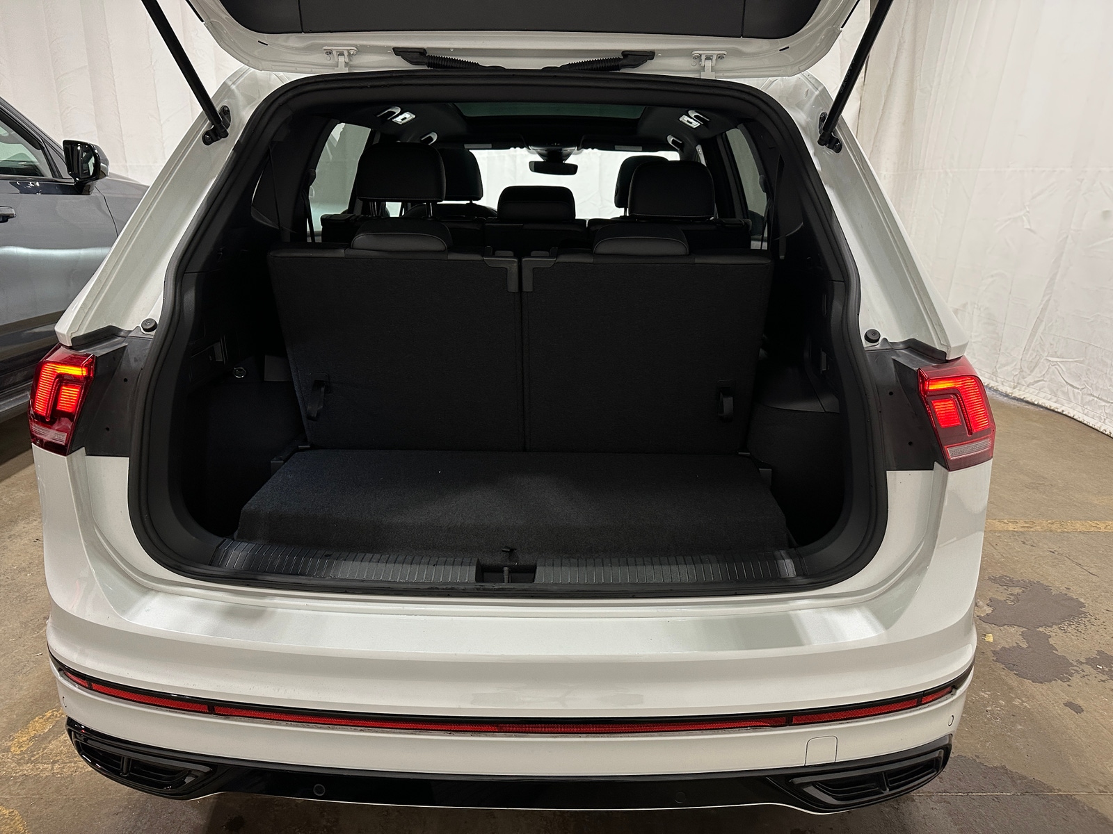 Thumbnail: 2023 Volkswagen Tiguan - 6