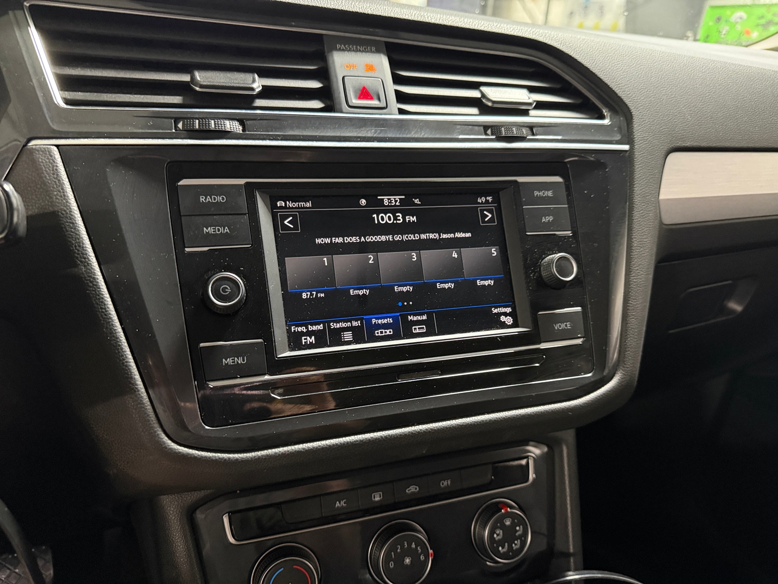 Thumbnail: 2020 Volkswagen Tiguan - 4