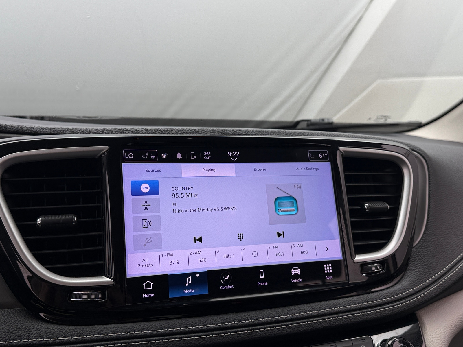 Thumbnail: 2023 Chrysler Pacifica - 3