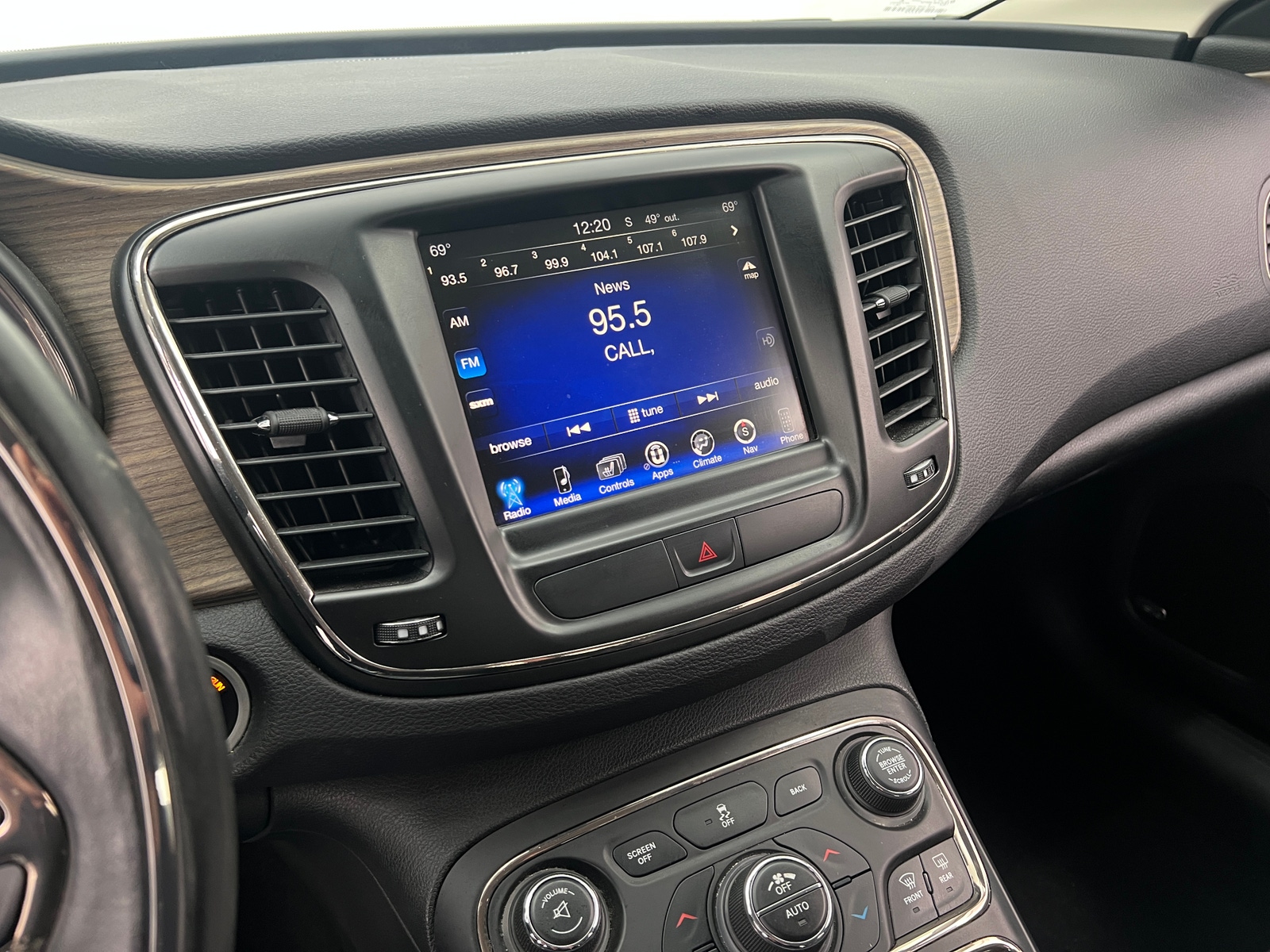 Thumbnail: 2015 Chrysler 200 - 3