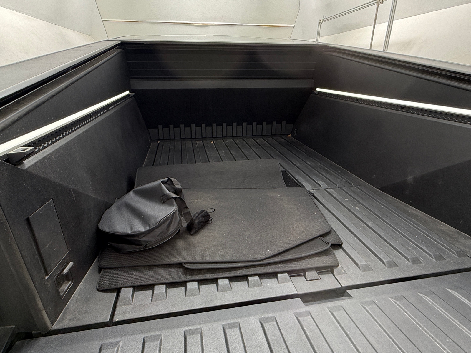 Thumbnail: 2025 Tesla Cybertruck - 6