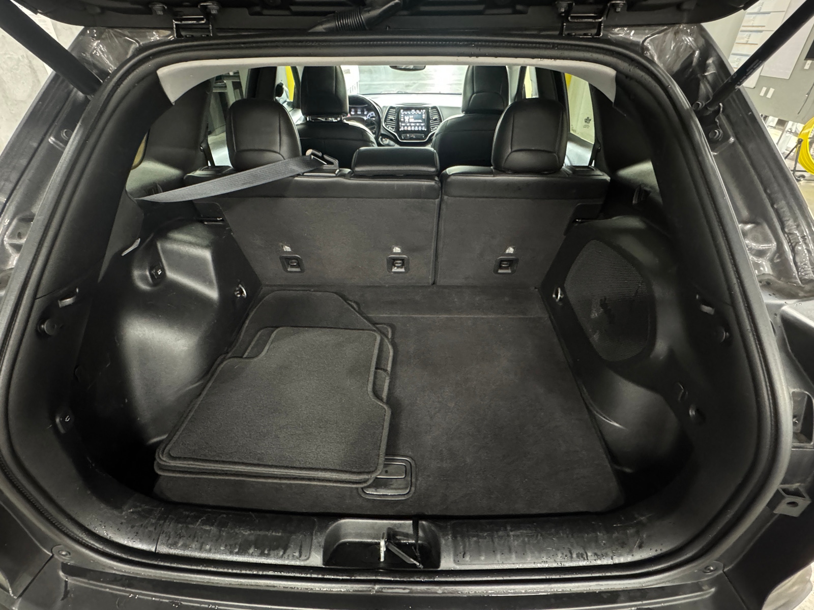 Thumbnail: 2019 Jeep Cherokee - 6