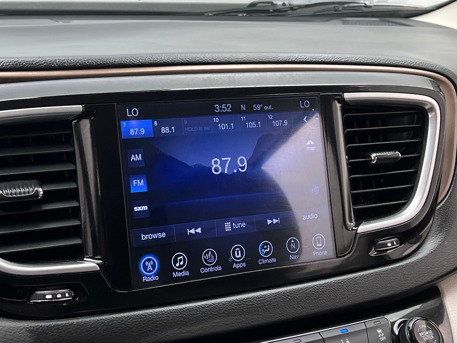 Thumbnail: 2017 Chrysler Pacifica - 3