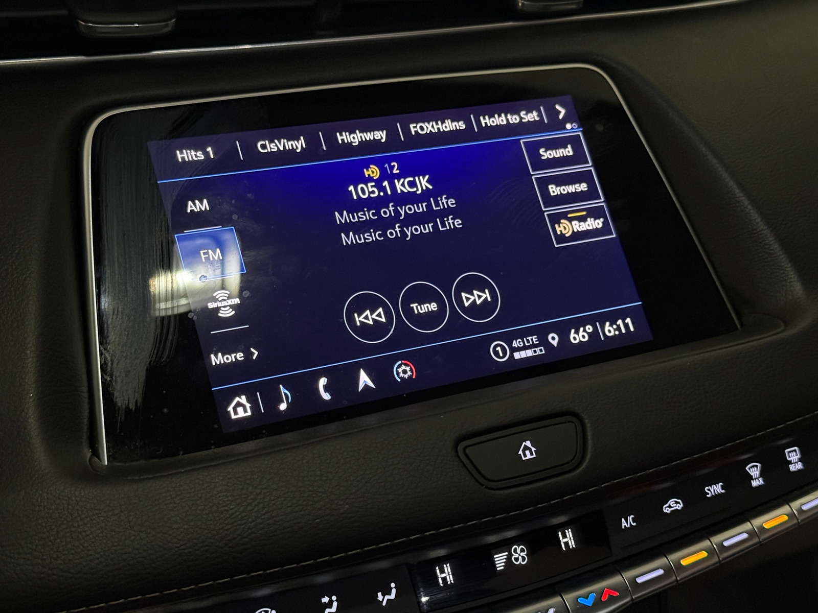 Thumbnail: 2022 Cadillac XT4 - 3