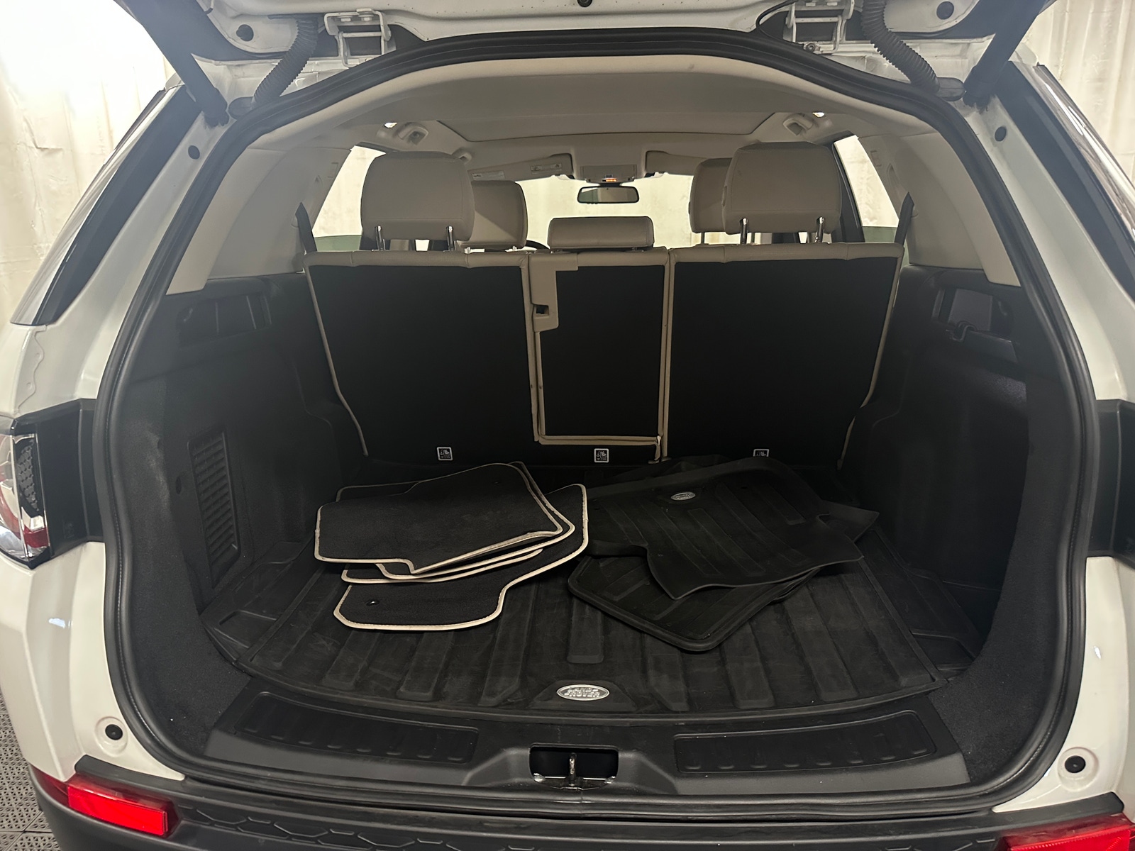 Thumbnail: 2019 Land Rover Discovery Sport - 6