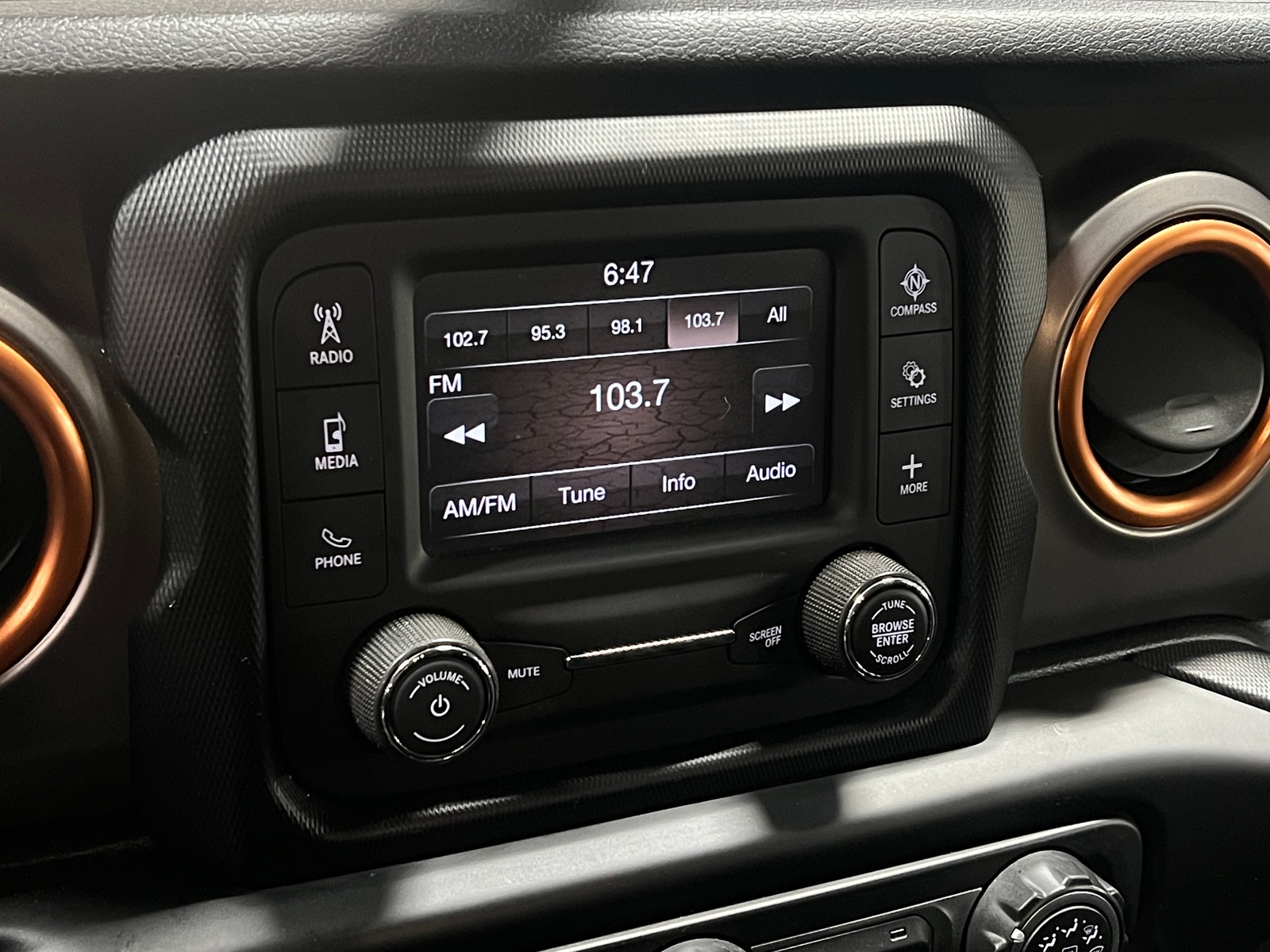 Thumbnail: 2020 Jeep Gladiator - 4