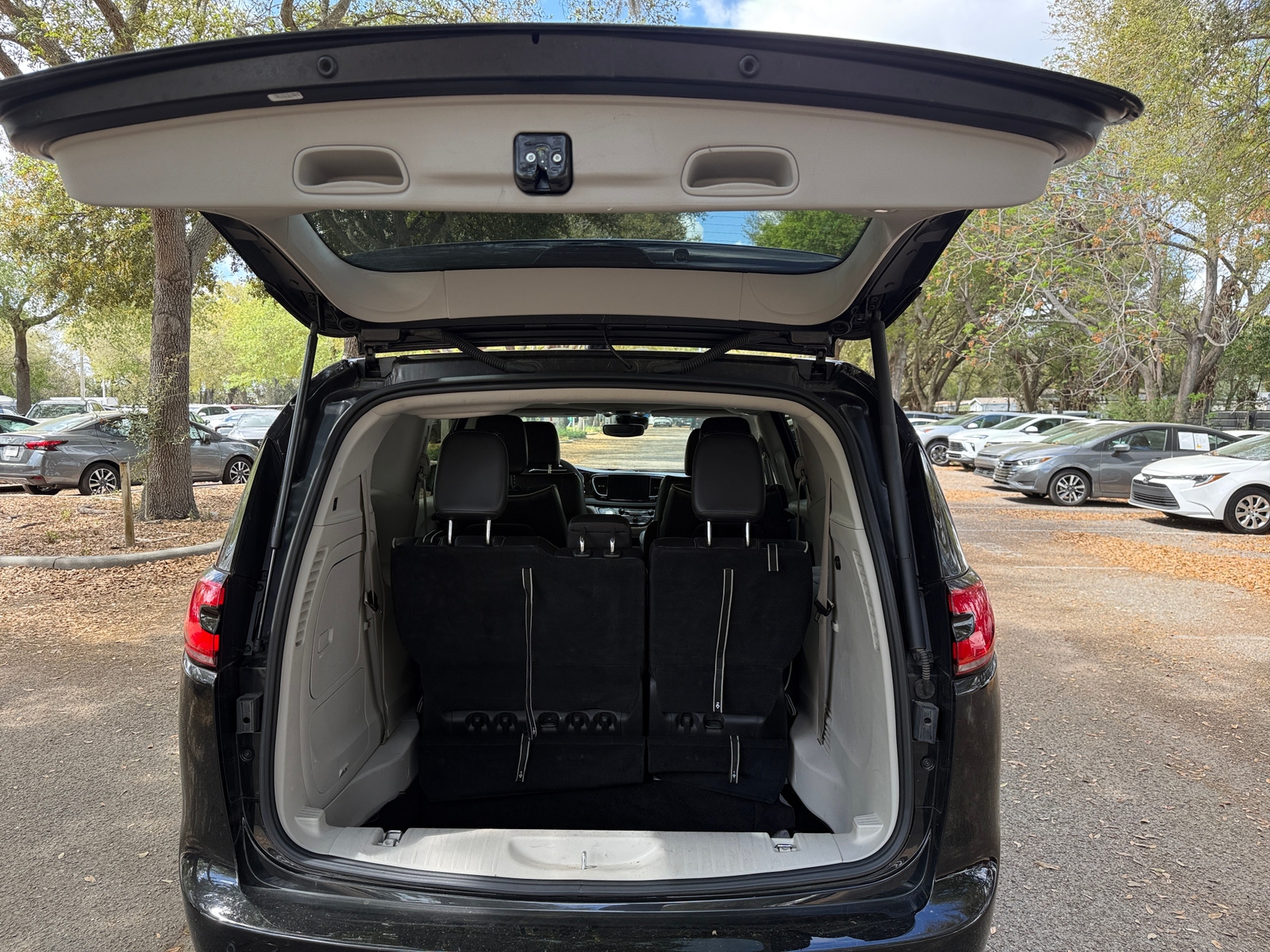 Thumbnail: 2023 Chrysler Pacifica - 4