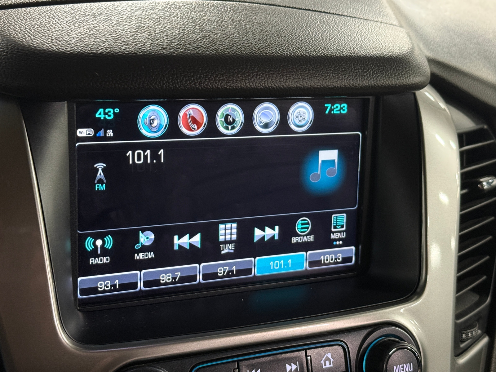 Thumbnail: 2019 Chevrolet Suburban - 3