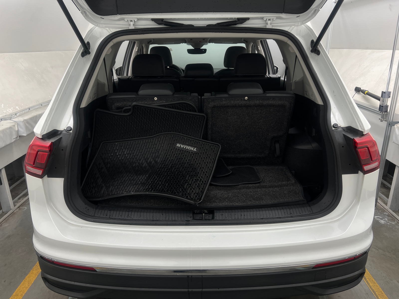 Thumbnail: 2023 Volkswagen Tiguan - 6