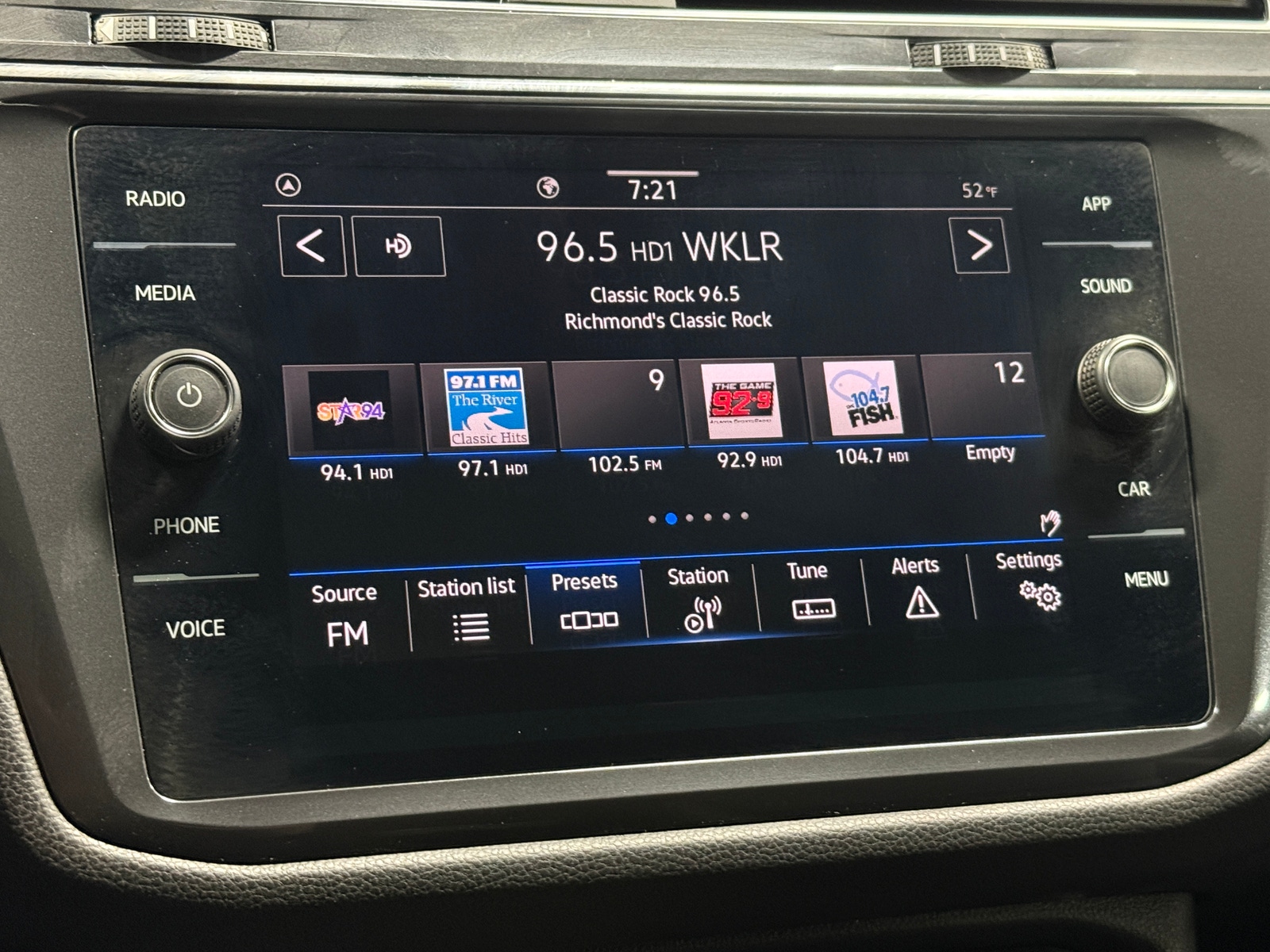 Thumbnail: 2023 Volkswagen Tiguan - 3