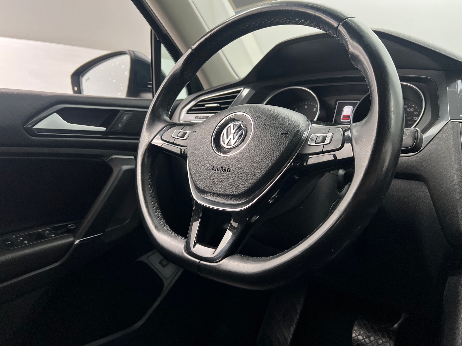 Thumbnail: 2018 Volkswagen Tiguan - 4