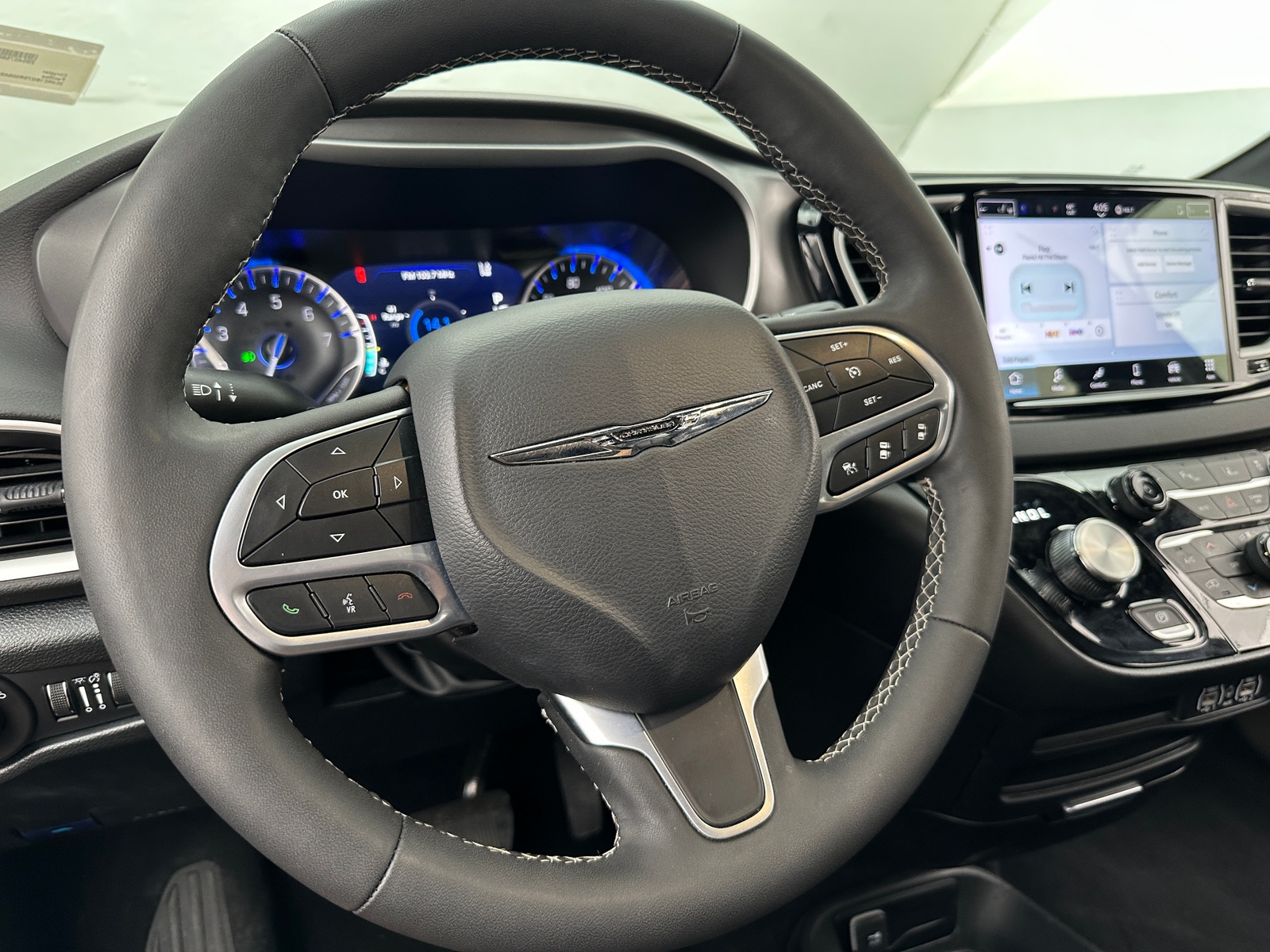 Thumbnail: 2025 Chrysler Pacifica - 4