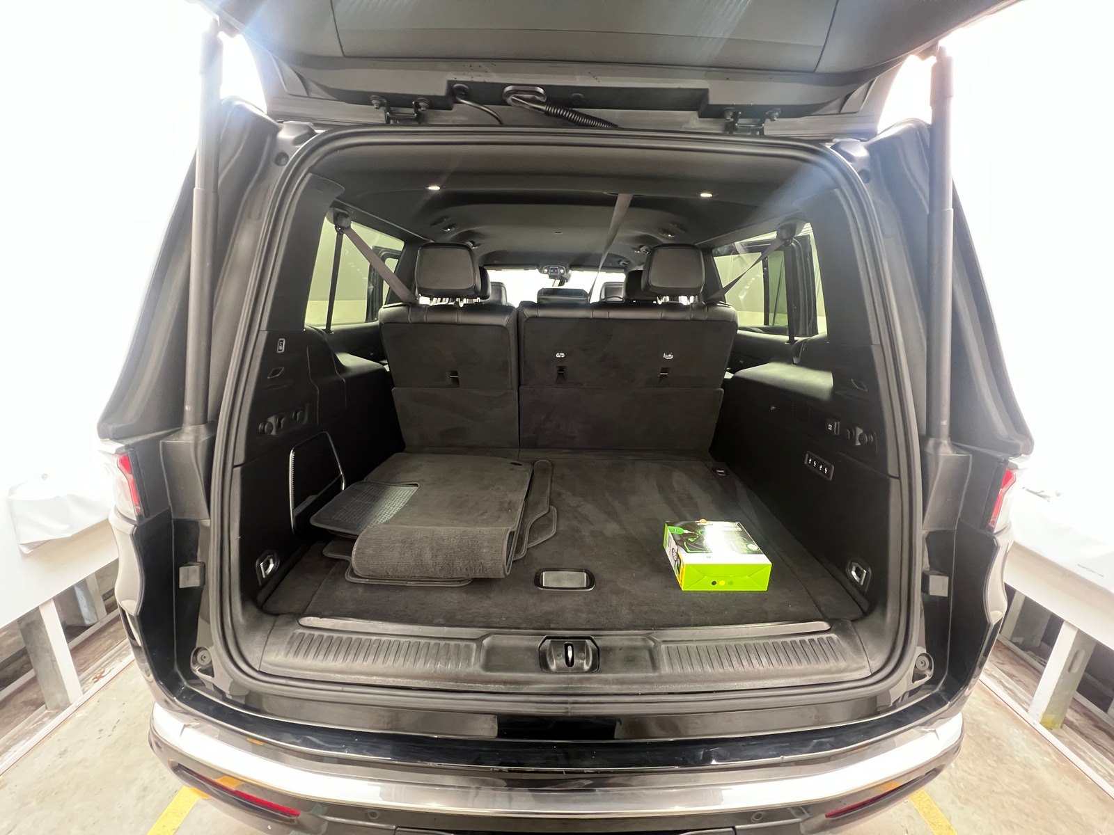 Thumbnail: 2023 Jeep Wagoneer - 6