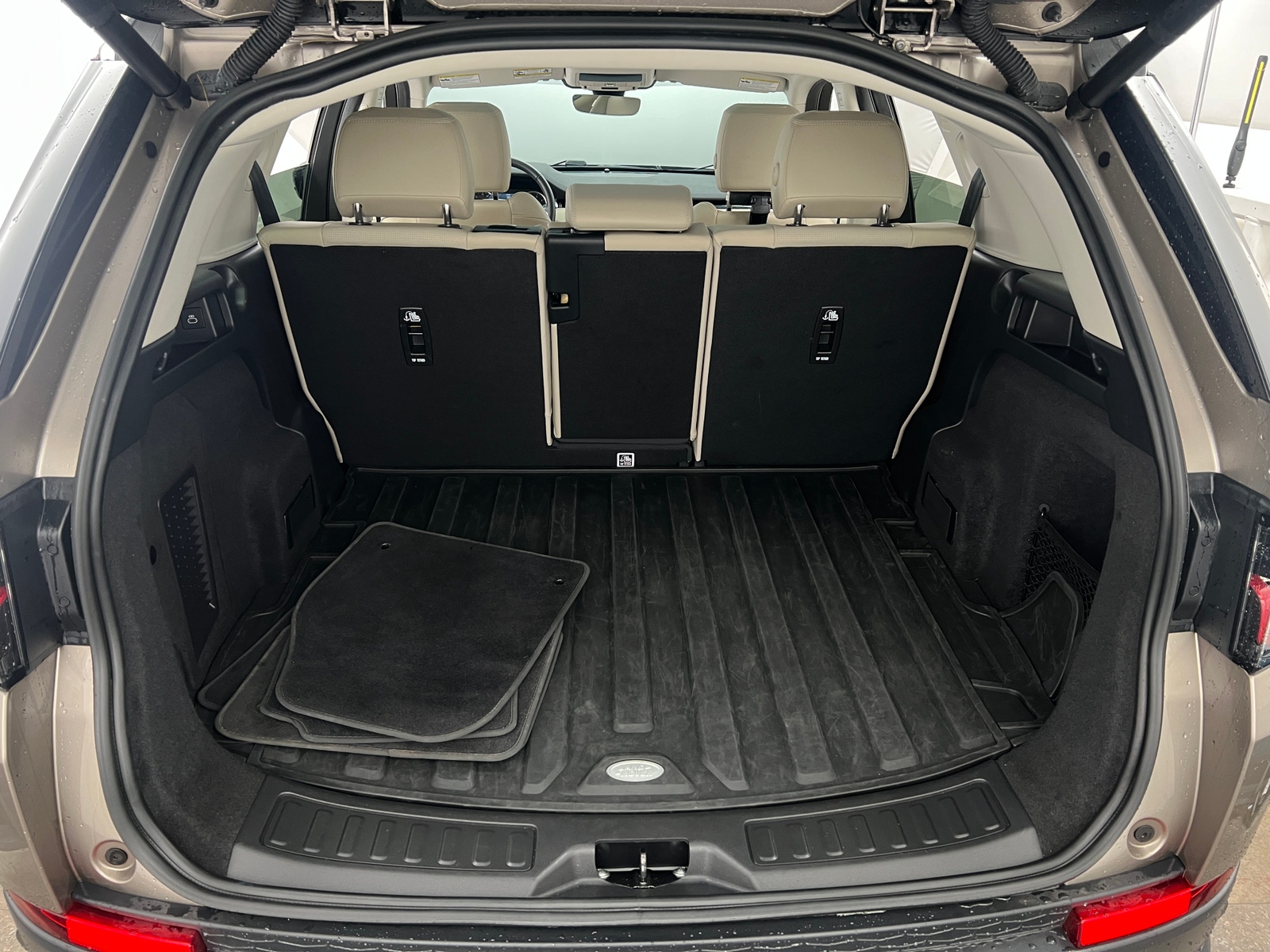 Thumbnail: 2023 Land Rover Discovery Sport - 6